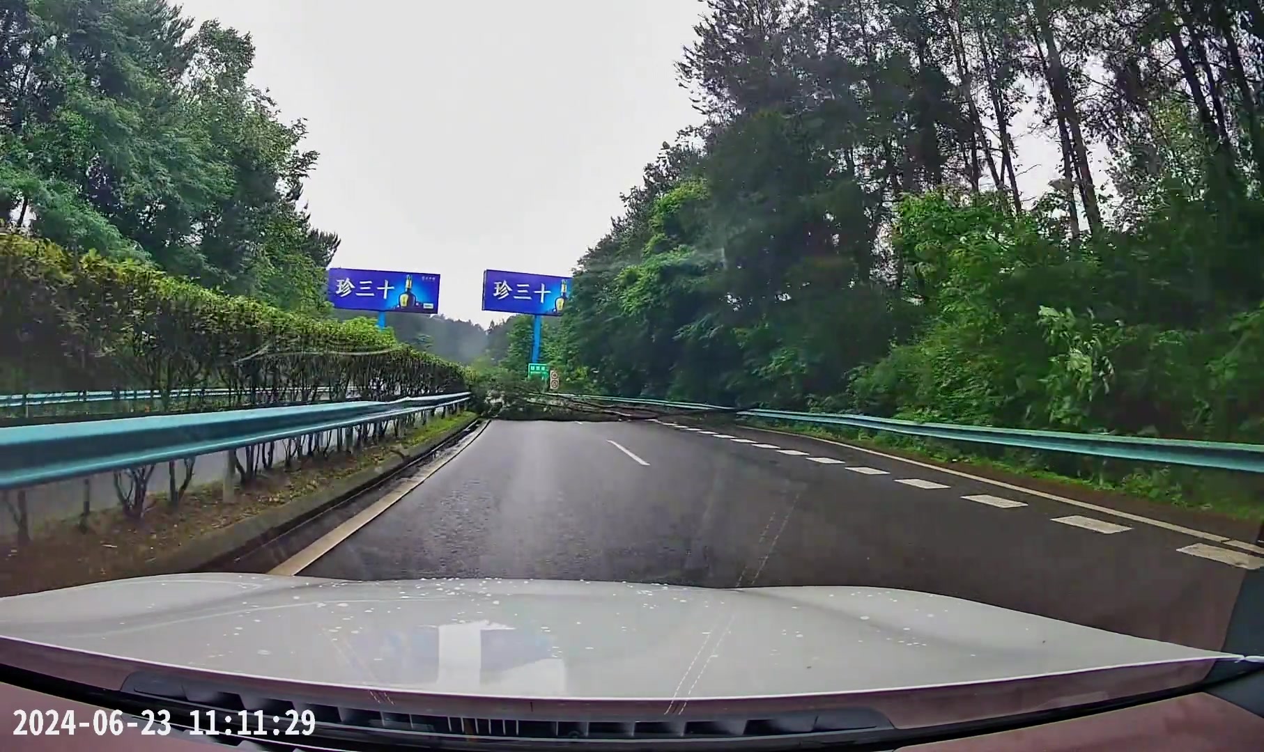 高速路上竟然发生这种事！ 真是太让人感动了！