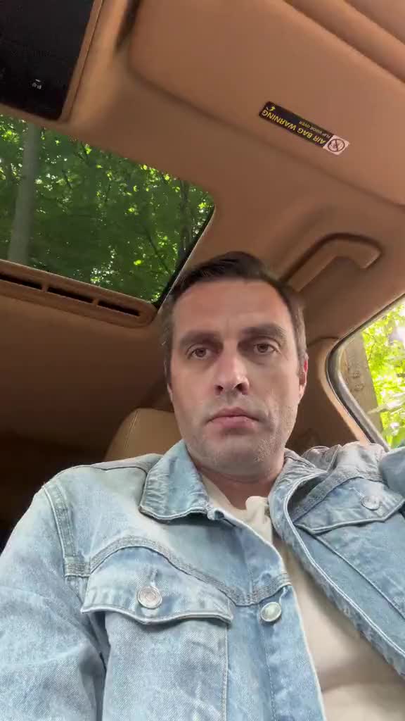 男子安装了“物理”倒车雷达，结果撞到树了