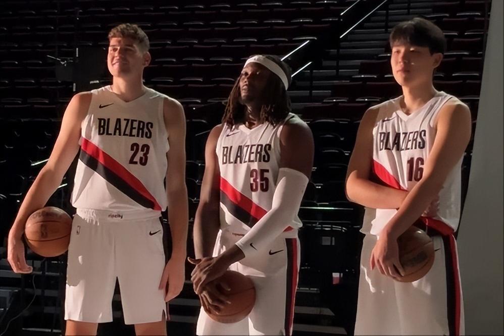 杨瀚森媒体日：主帅给出承诺，三大中锋同框，发布会再现杨氏幽默