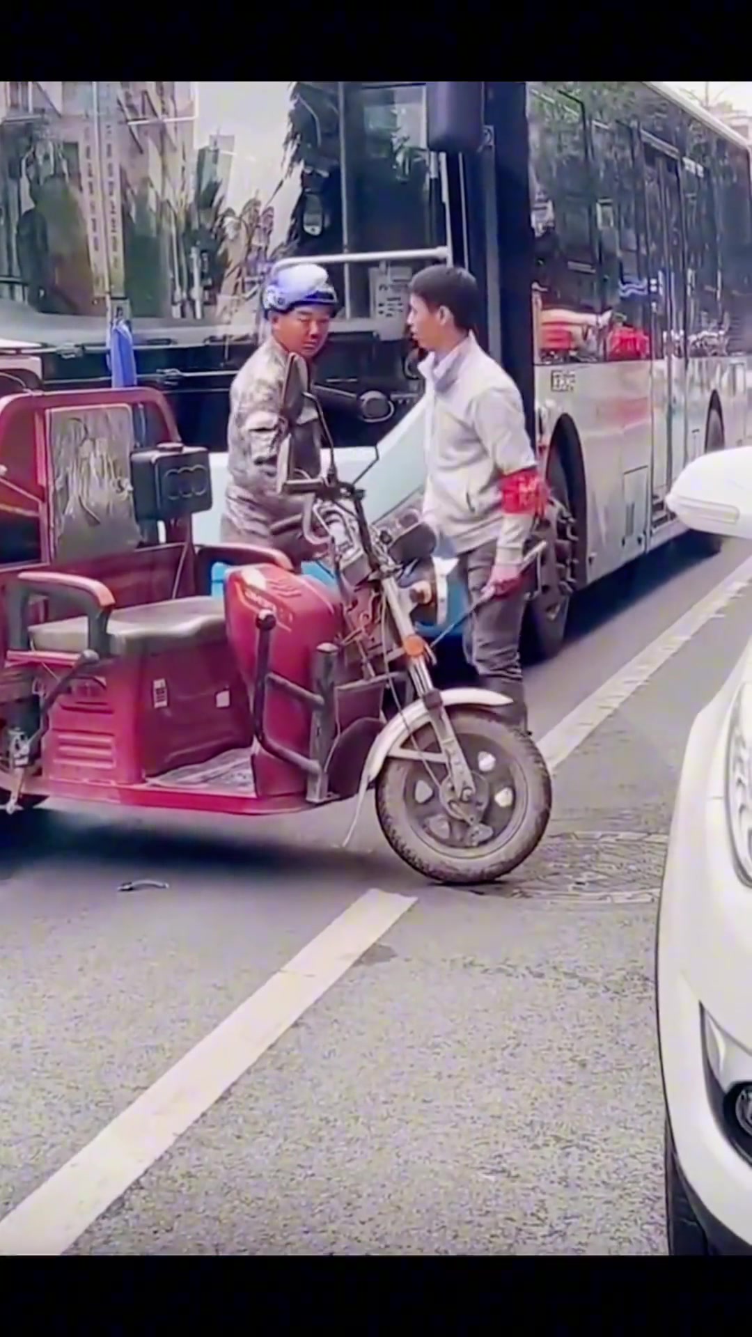 大哥你上当了，前玻璃挺贵的