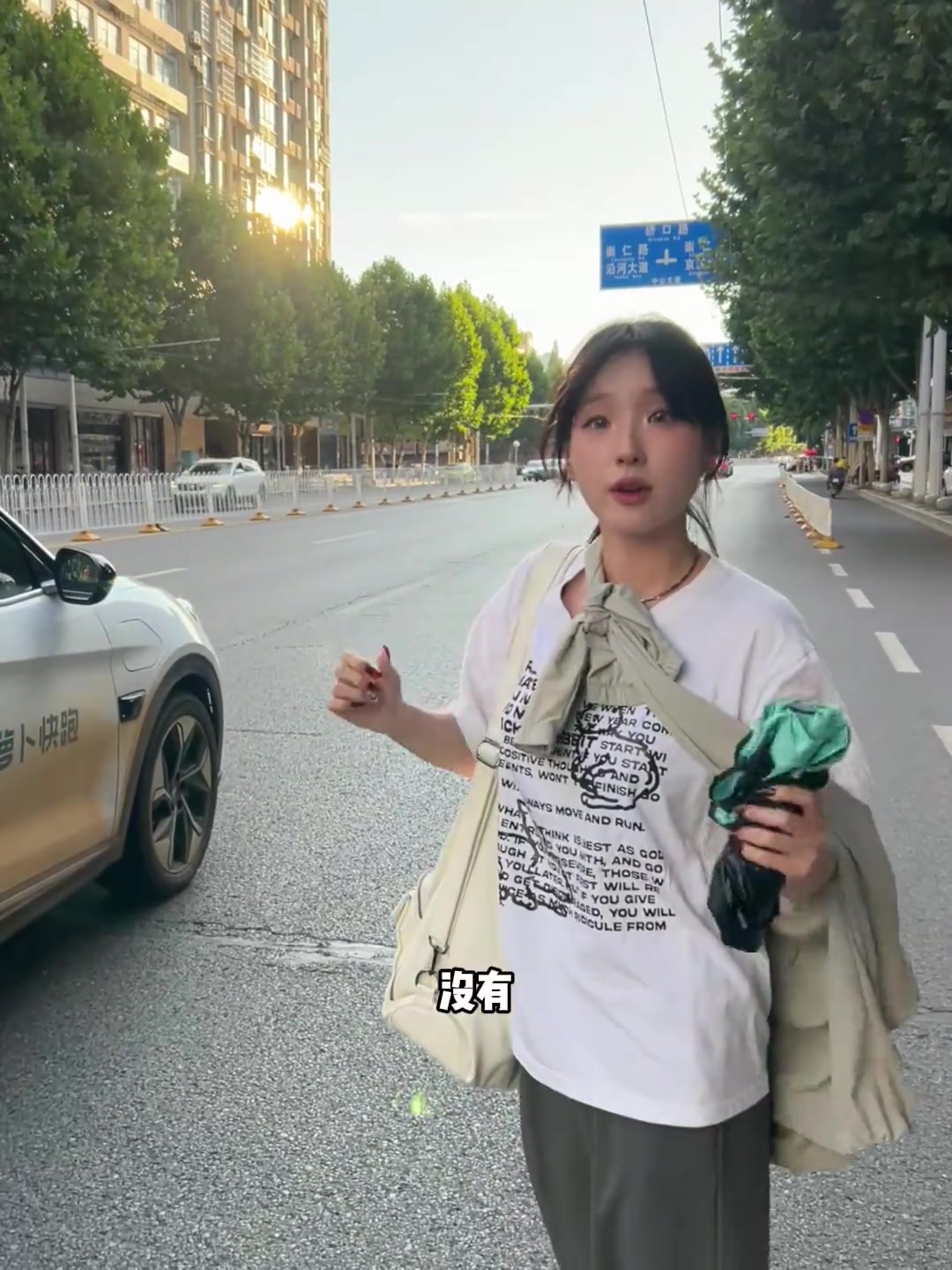 韩国妹子第一次在武汉坐无人出租车，这反应也太逗了