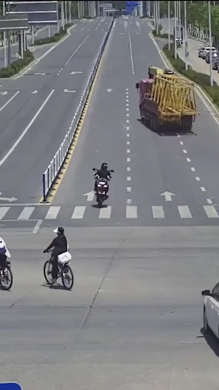 精神小伙马路炫技连续翘头，热心网友为他报了警.....