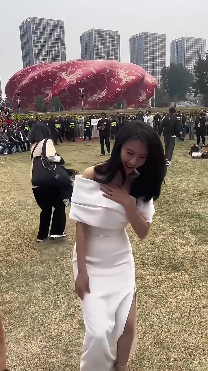 高圆圆这样的环境光下拍出来还是那么美丽！