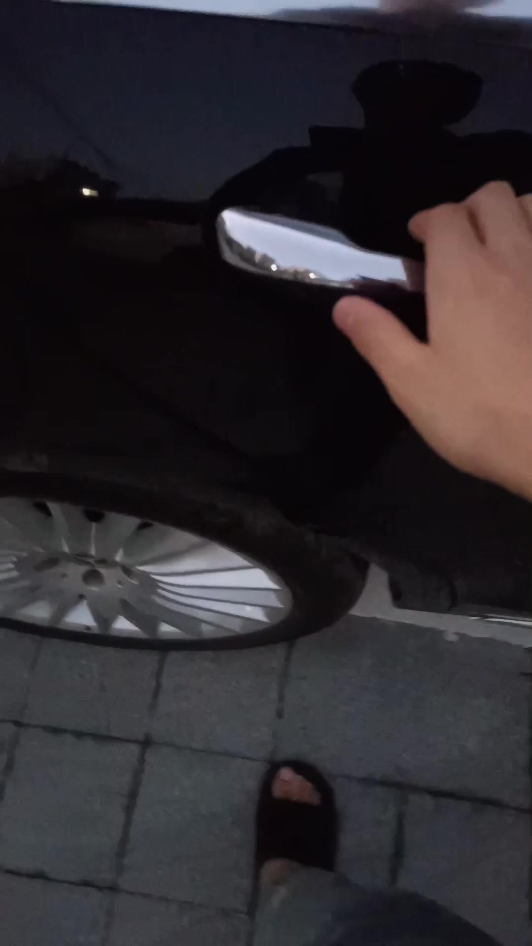 男子偷东西自拍发视频给朋友炫耀，民警十小时跨省抓获