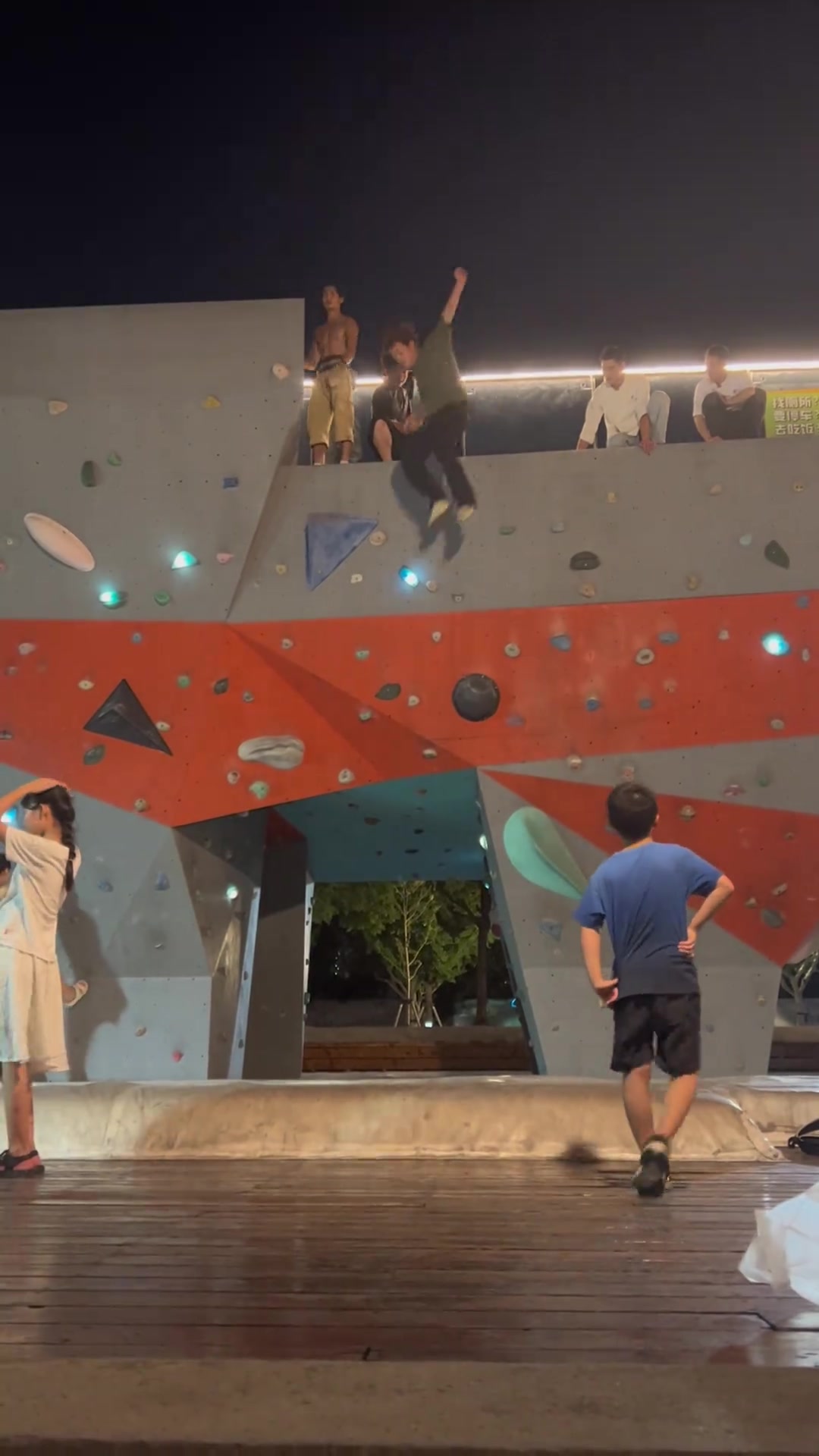 小伙子真能硬撑