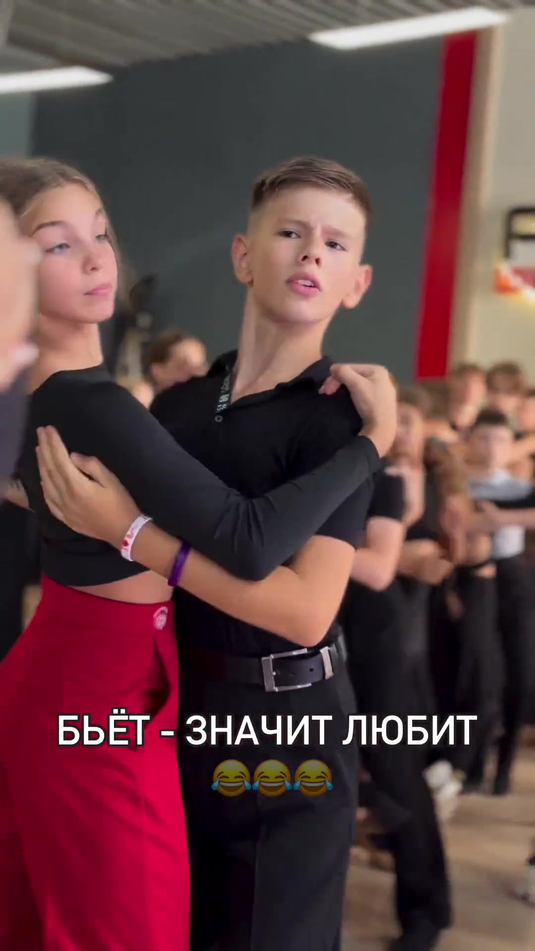 小伙：不是姐们儿你想用头发抽死我啊