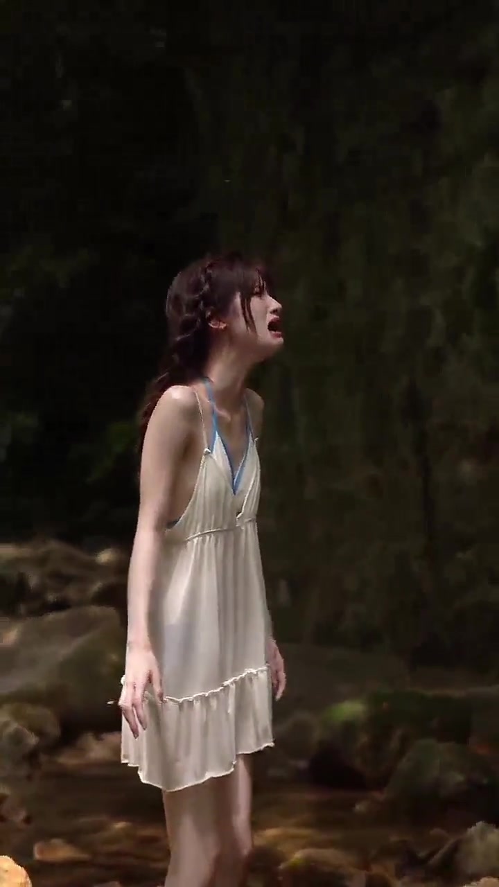 她这是咋了怎么站在那里哭啊