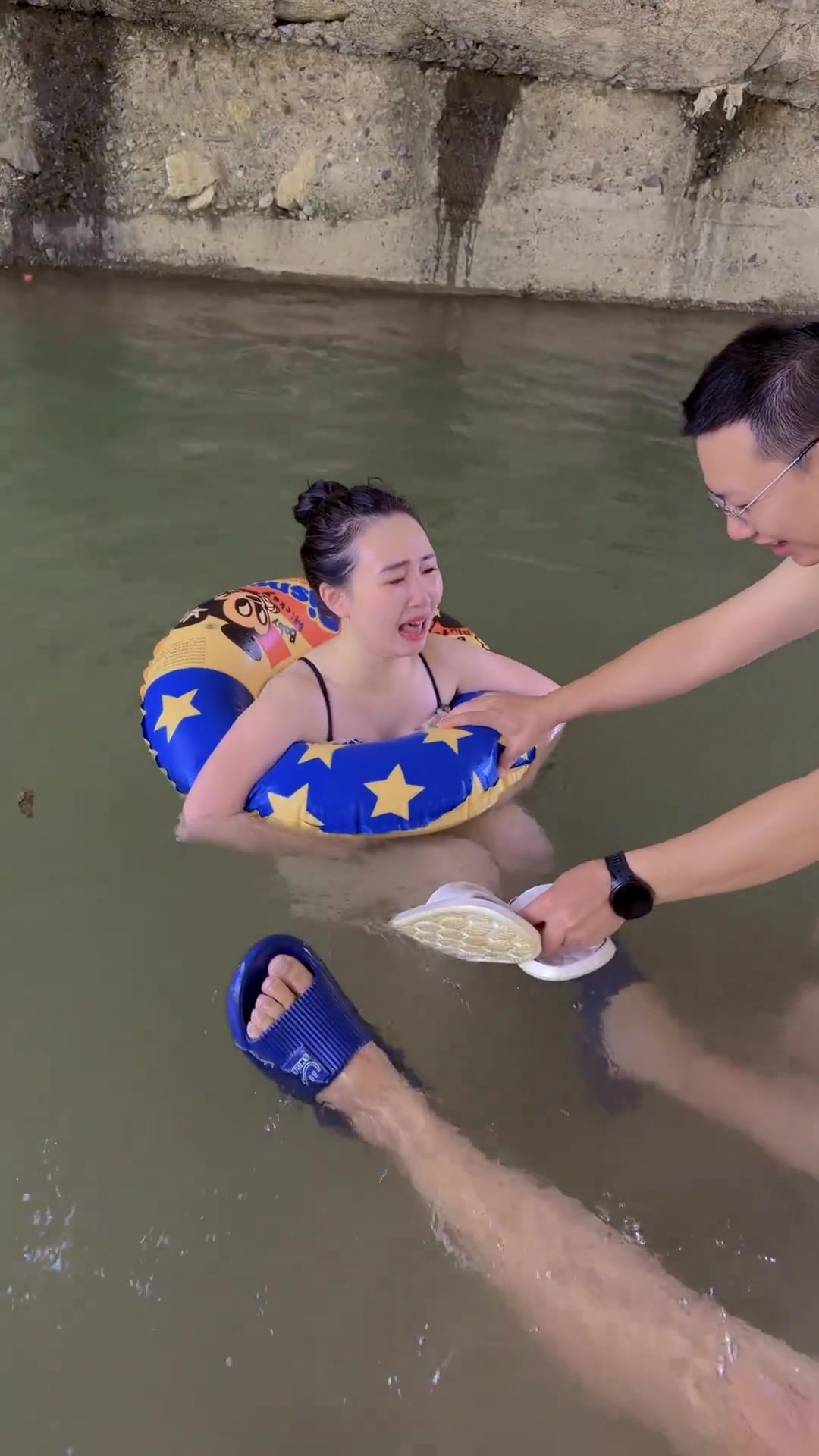 女子都快哭了！你们还在逗她