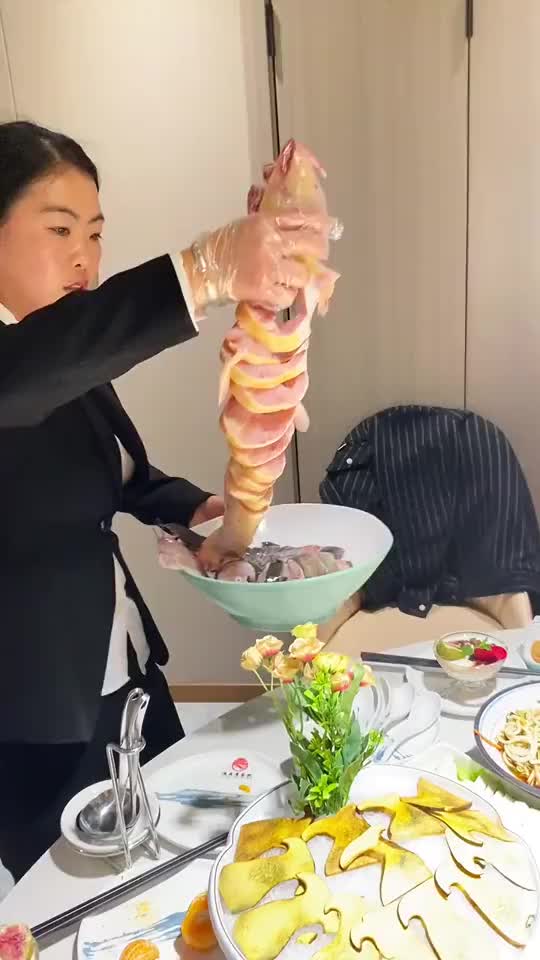 云南十八怪，草帽当锅盖，新鲜红鮰鱼搭配云南空运过来的菌菇！