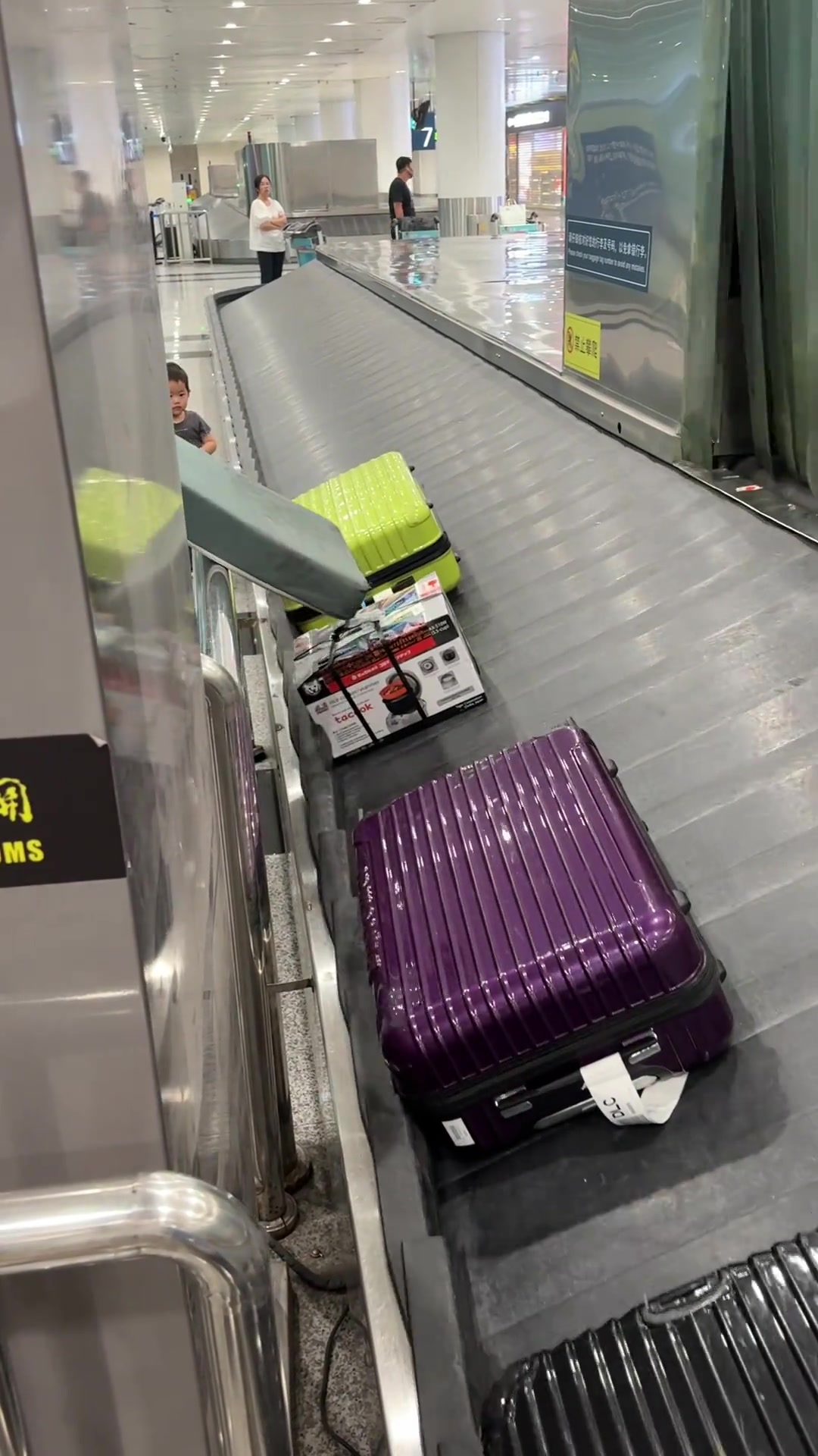 机场出行李是这样的，必须要有个人拿垫子垫一下！