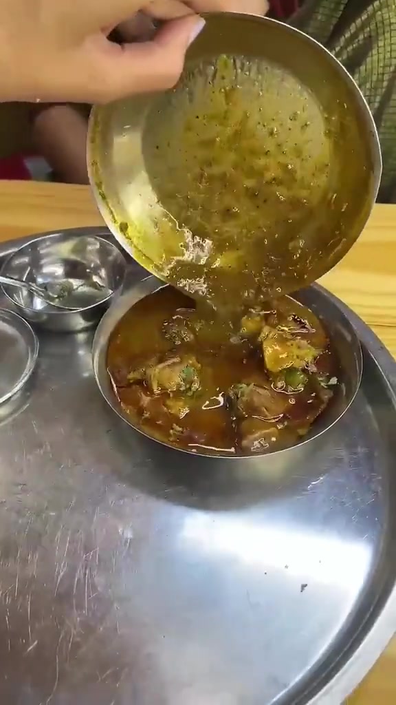 印度的一餐为什么要从一样的盘子倒入另一个盘