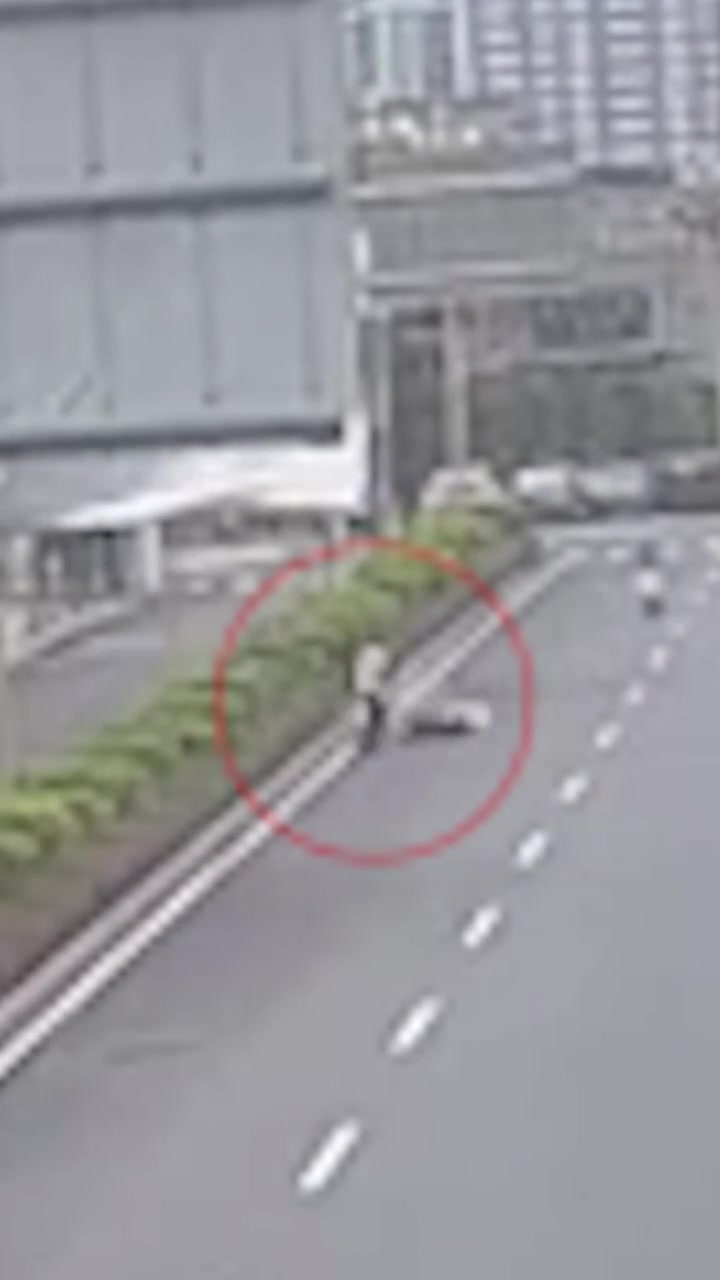 少年在道路上狂飙秀车技，下一秒车辆自燃变成真“鬼火”