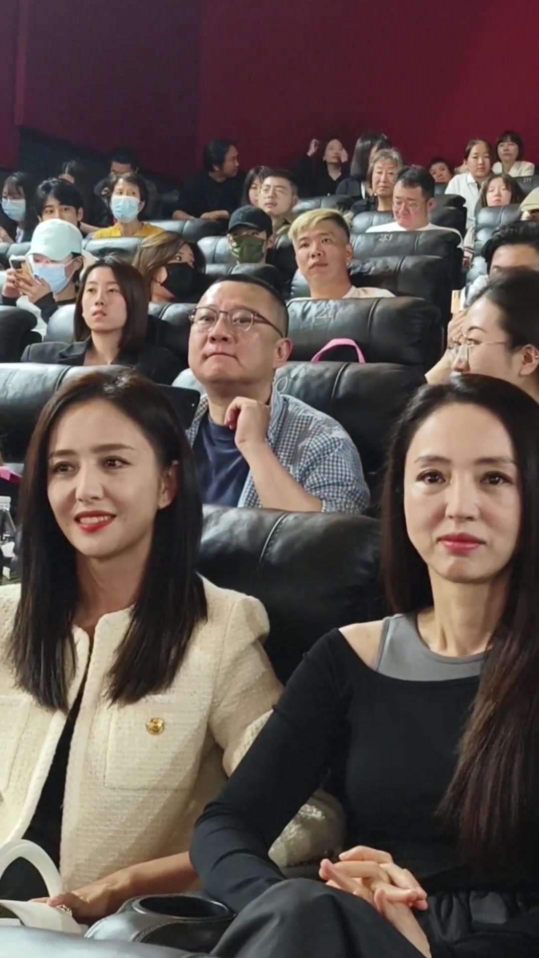 以前一直有人说她们长得像，这样看董璇沧桑了！