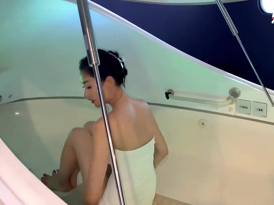 张天爱穿着性感安静的躺在浴池里拍摄，摄影师赢麻了