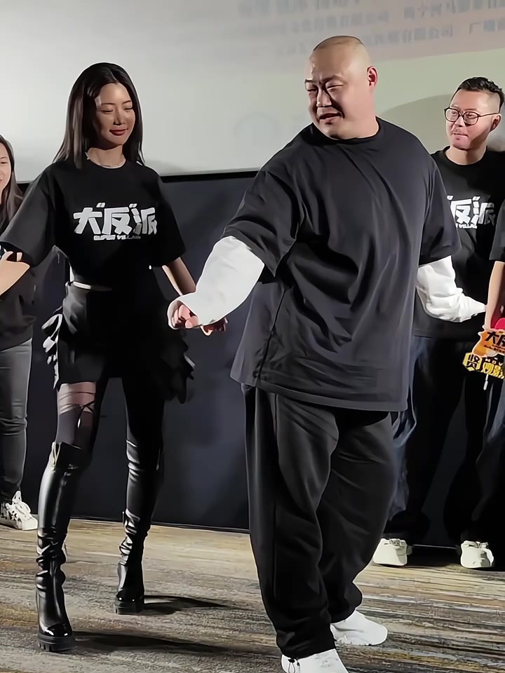 克拉拉学张元英扭胯还挺好看！