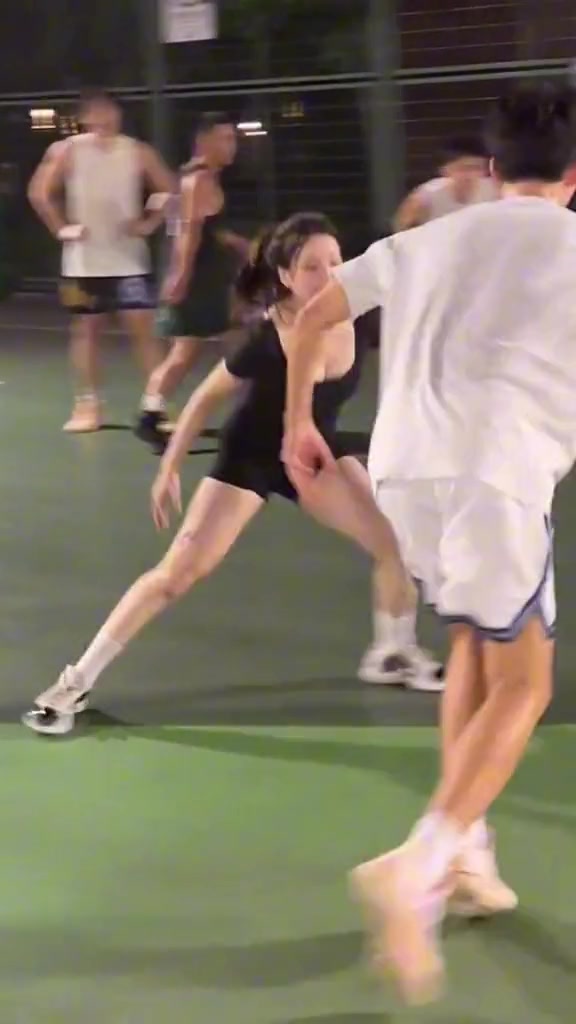 碰到这种防守该怎么双手持球破局呢！