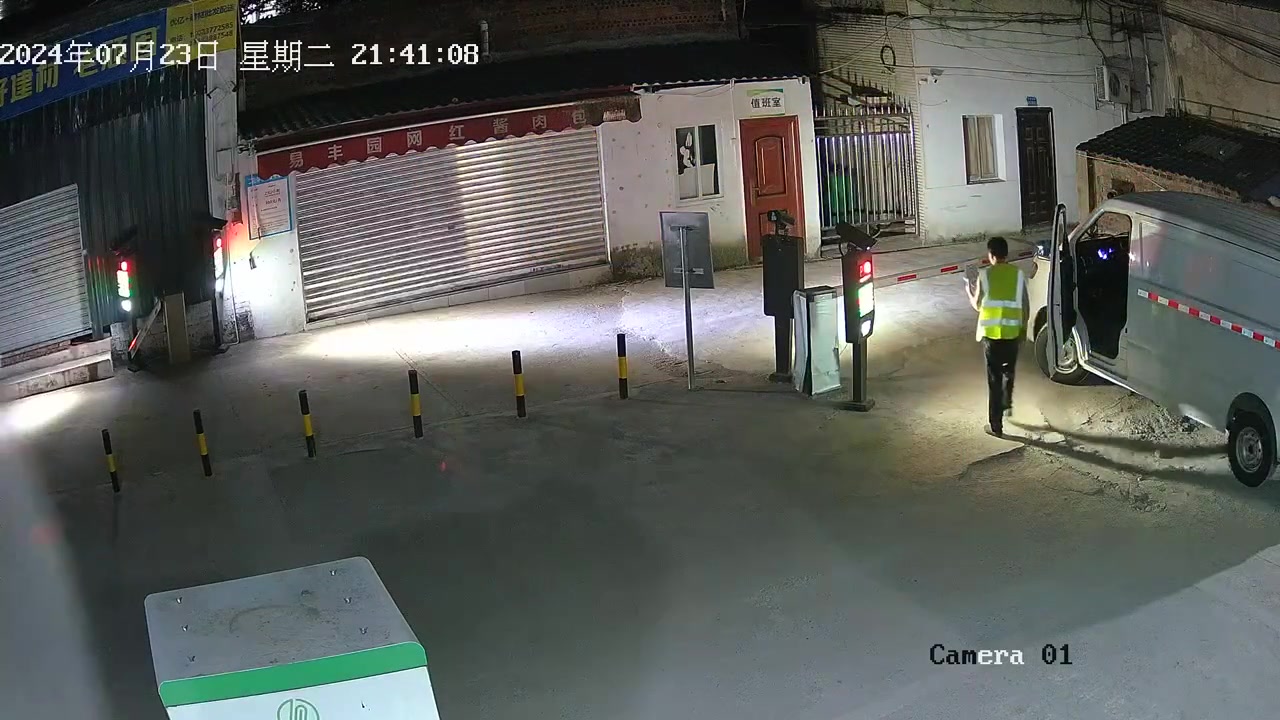 我以为要撞杆子结果撞了门