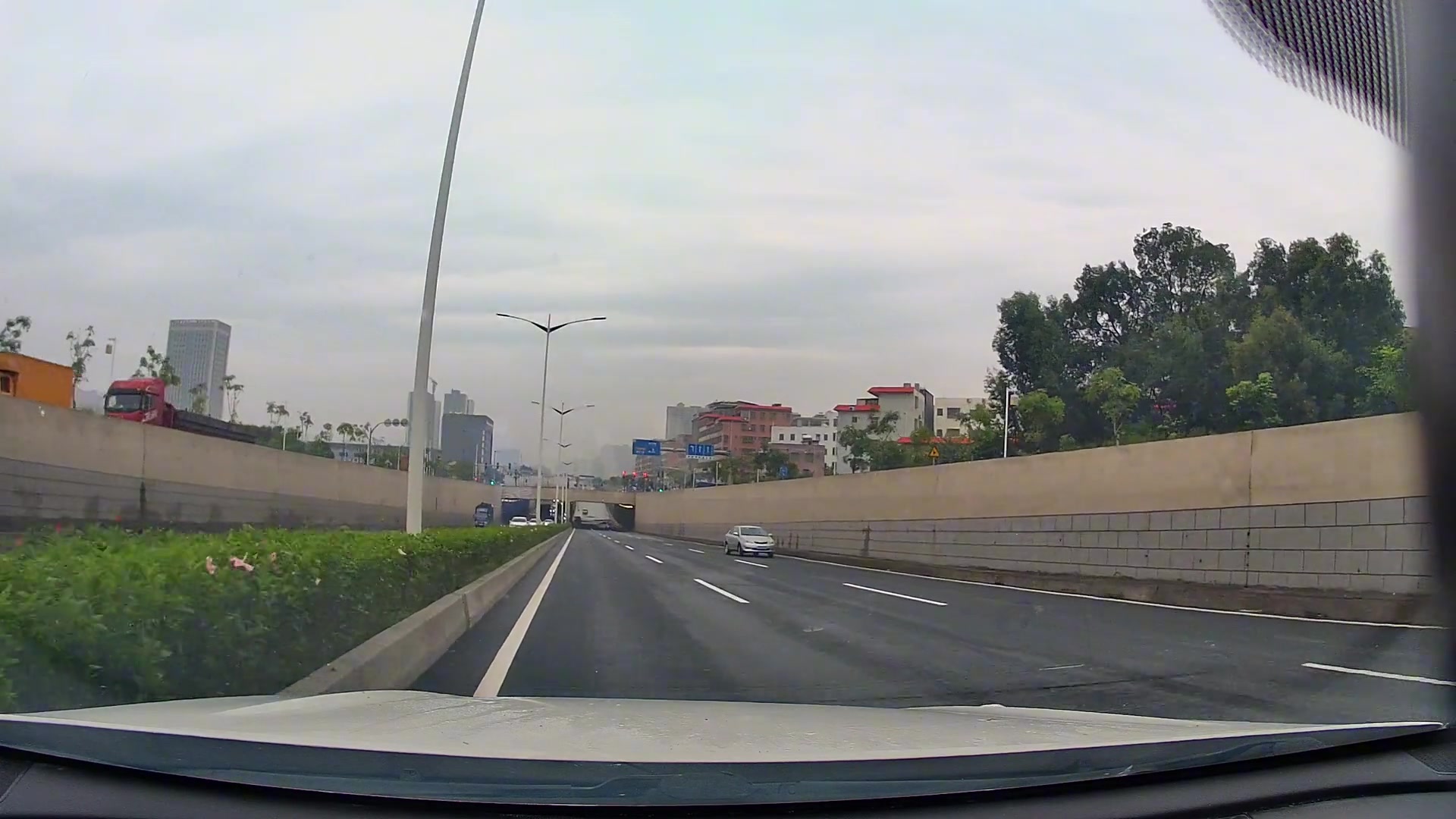 一点躺着都淹不死的积水，宁愿掉头逆行也不敢过