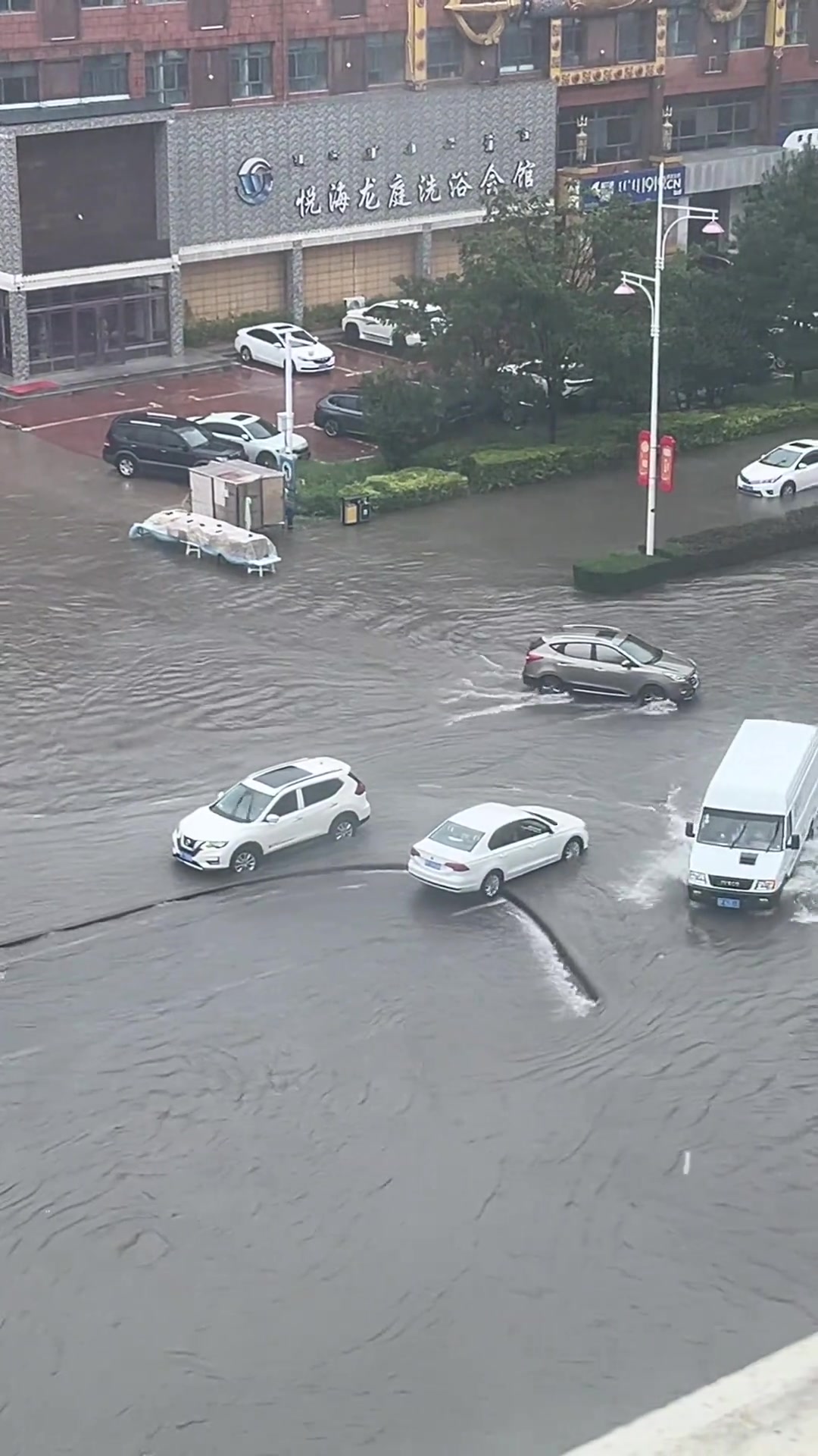 看到接力那绷不住的搞笑