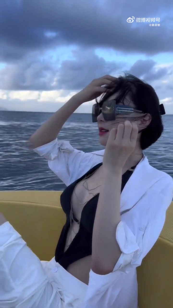 这件泳衣动作大点是不是就全漏了！