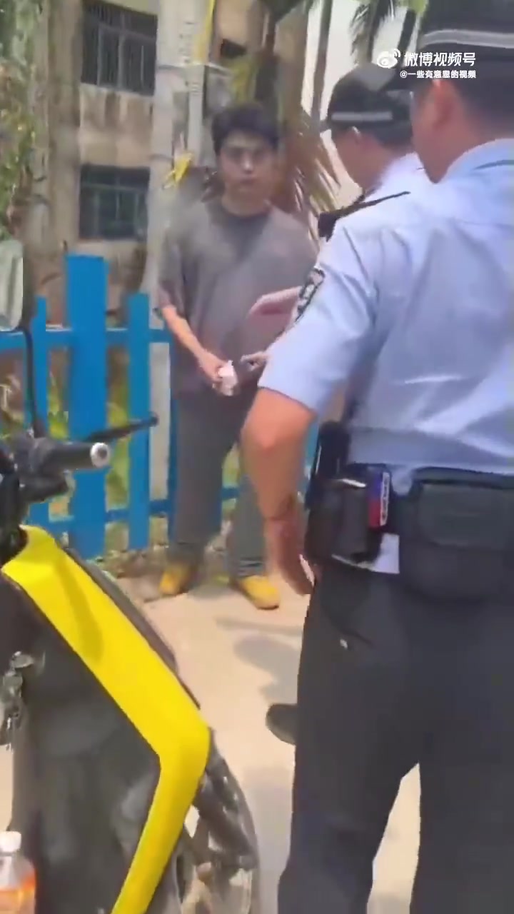 男子偷内裤被抓，旁边女子：这条内裤是我的！