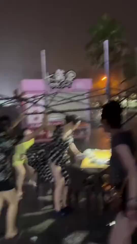 狂风暴雨也太危险了！小姐姐们赶快回去！