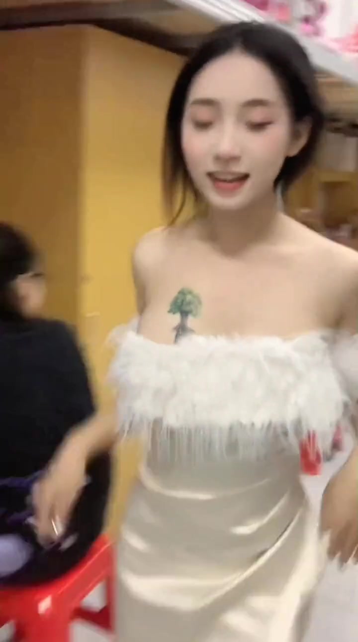 虽然小姐姐有纹身，但是她的笑容真的好甜！