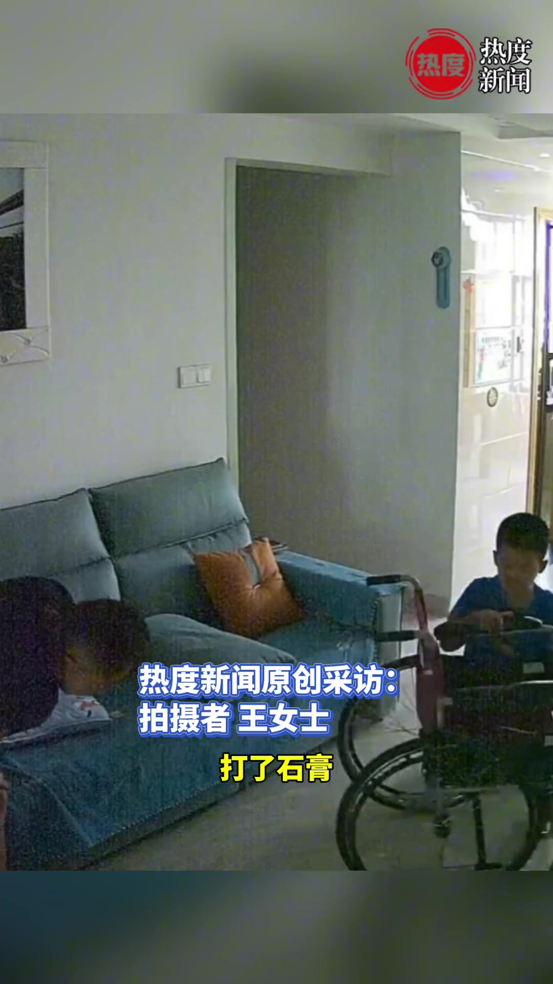 爸爸背扭伤脚的儿子把腰扭了，儿子跪着把轮椅推到爸爸面前