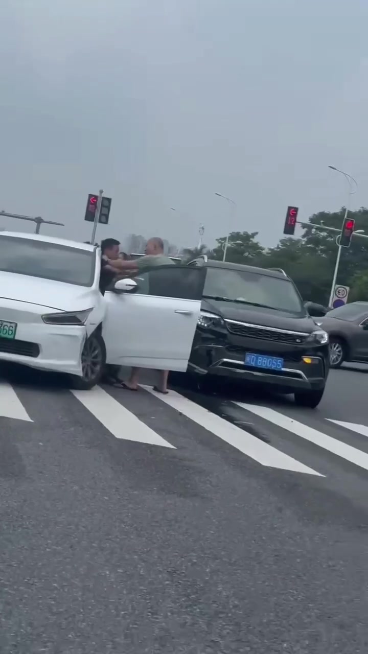 《次轻量级拳王争霸赛》