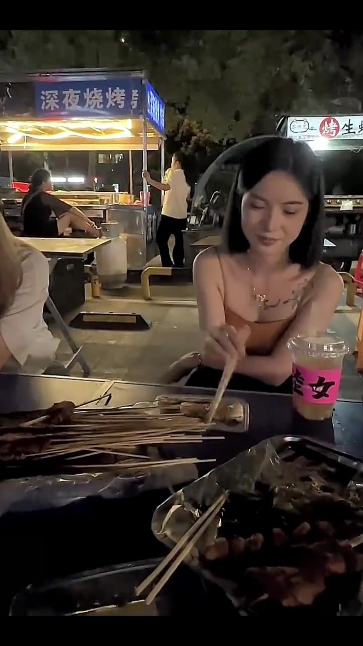 两女子在路边吃烧烤，才坐下看到摊主在抠脚瞬间没胃口了