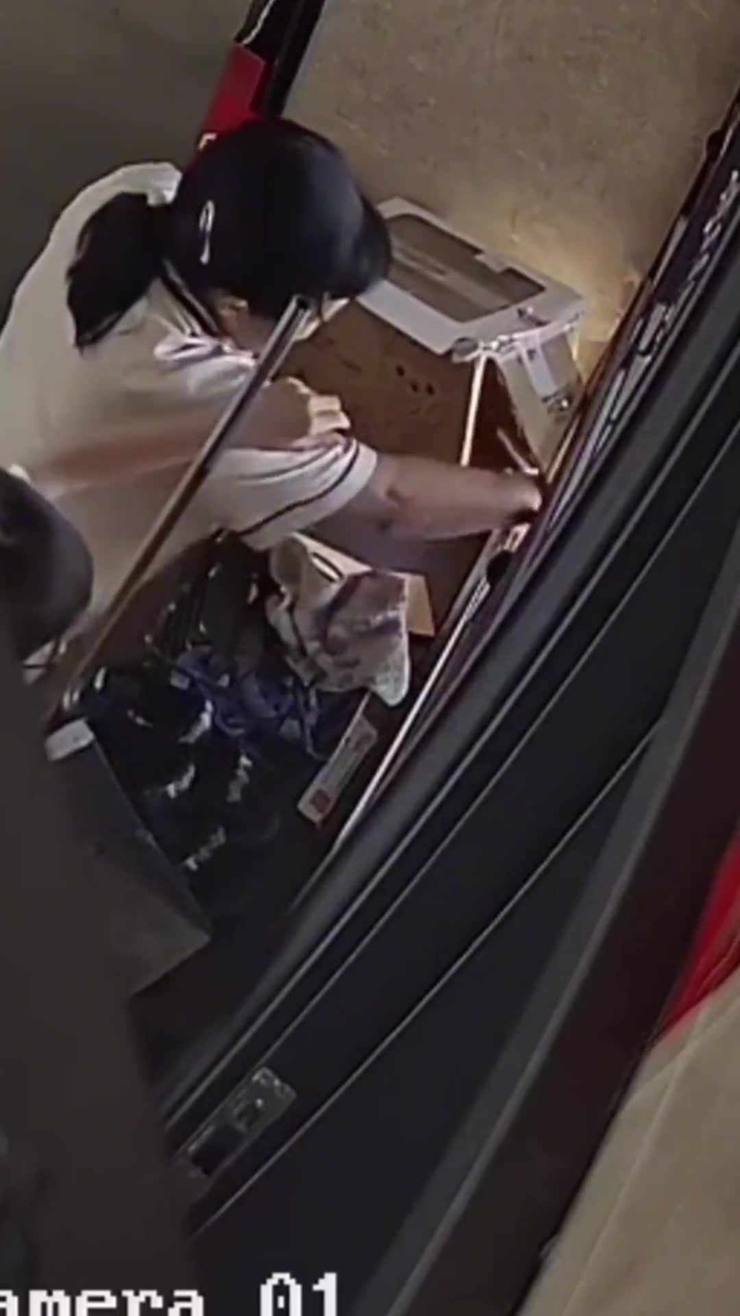 保洁为了拿纸箱卖钱，竟将小猫从十楼丢下