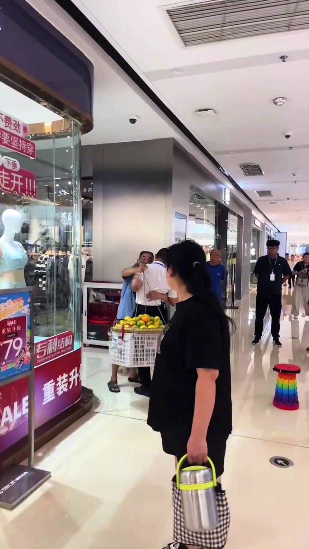 保安也挺难的，要被老人，领导，网友三方面骂