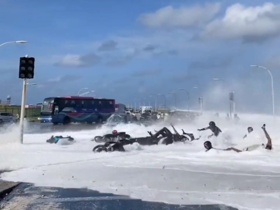 浪大了不知道冲上来什么海鲜