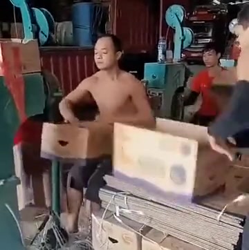 晚上睡着了手都还在折箱子