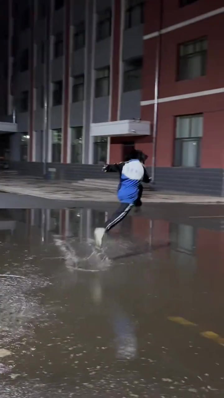 只要速度足够快，水花就跟不上你的步伐了！