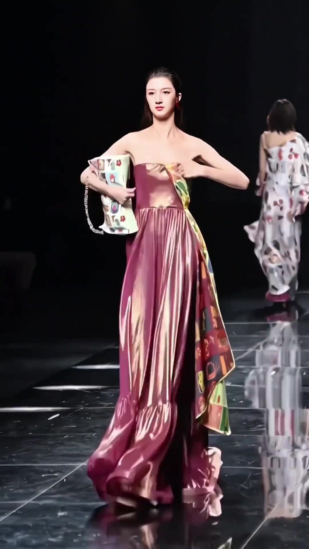 模特的长裙滑落！险些走光