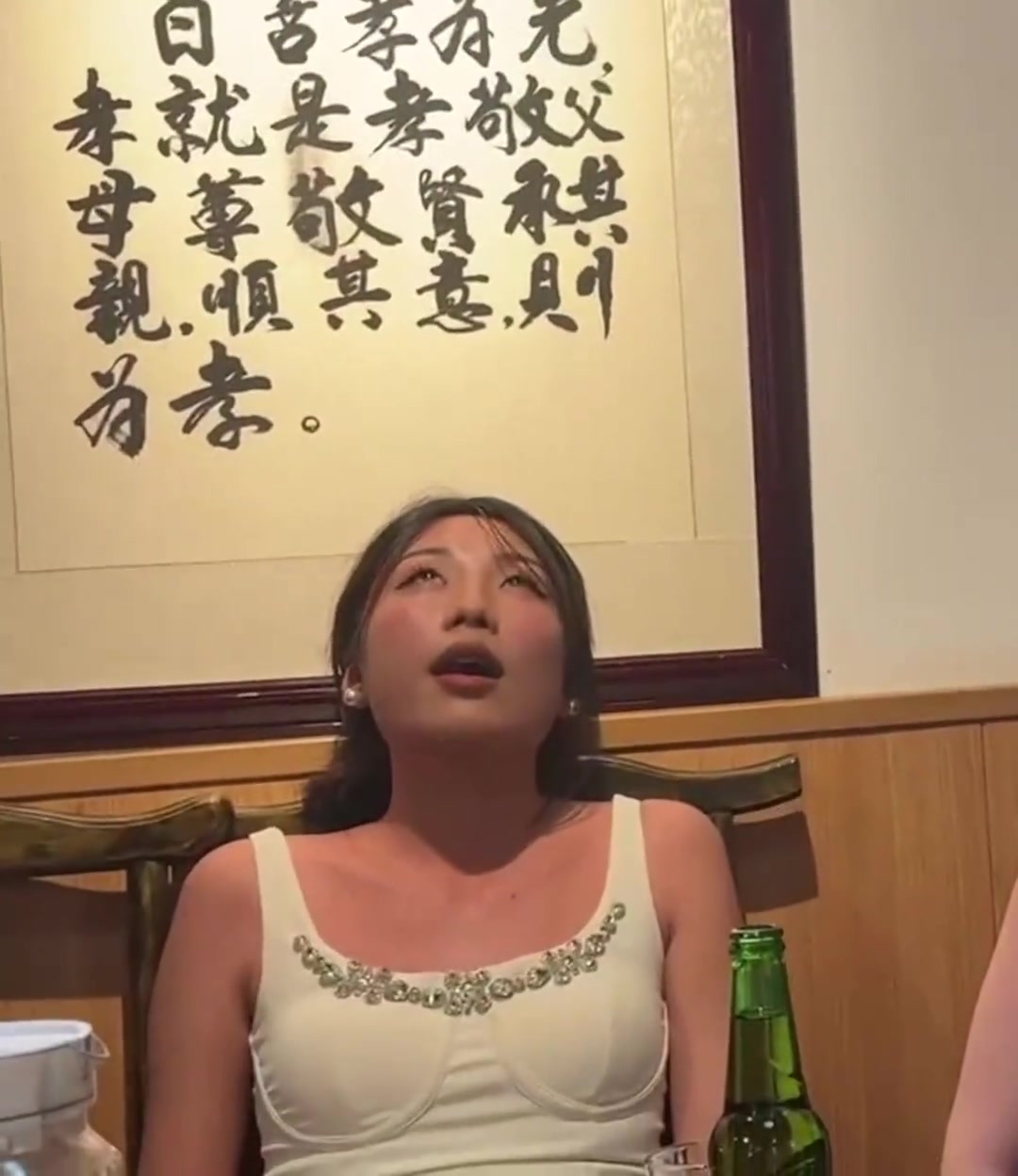 小姐姐喝了多少呀，咋就在看星星了