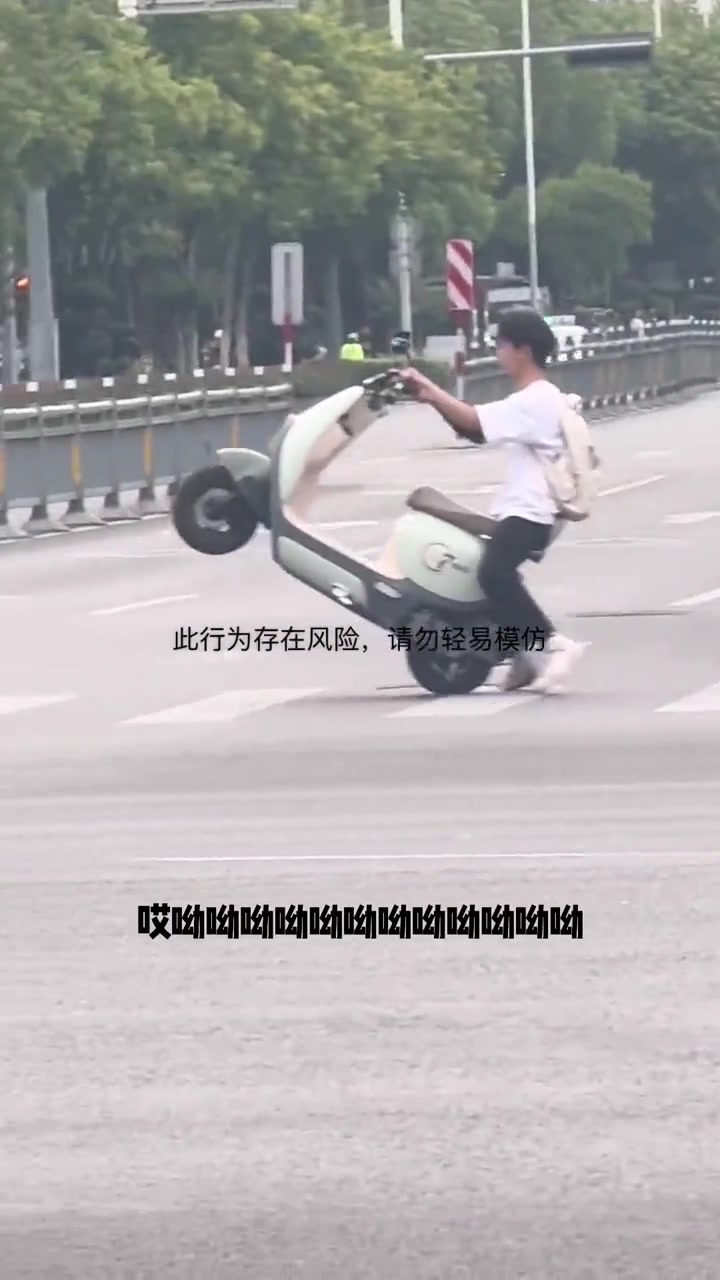 精神小伙：哟有偷拍的，秀一个先