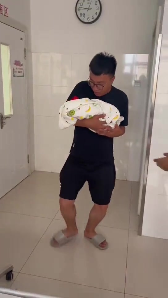 新手爸爸第一次抱孩子时