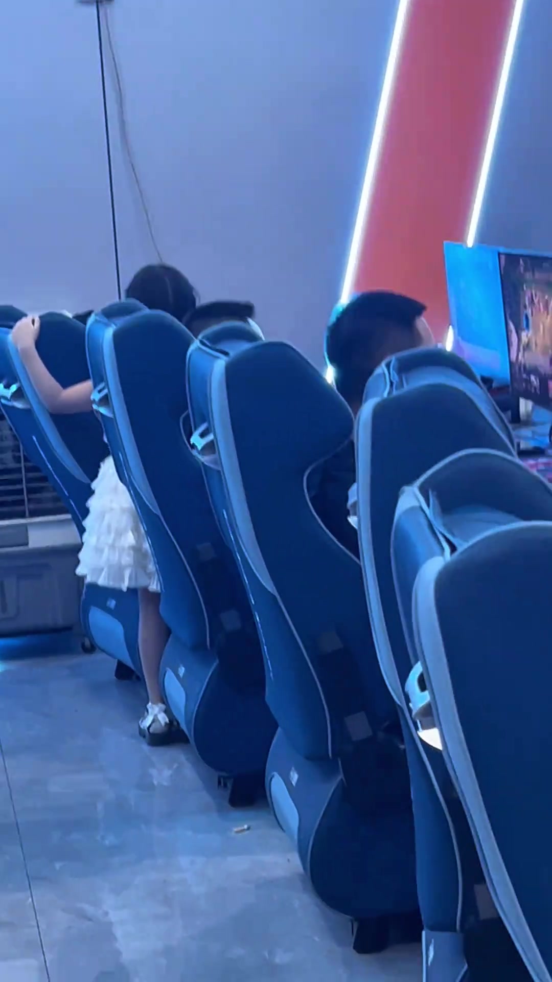 小时候上网被父母逮，长大了上网被女儿抓！