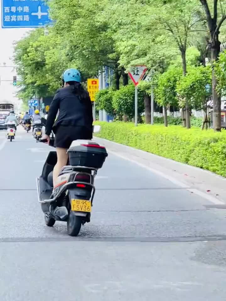 我以为只有精神小伙我这样开车的