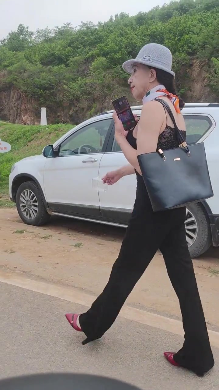 自己难受不行吗，非要拍视频给我们看到