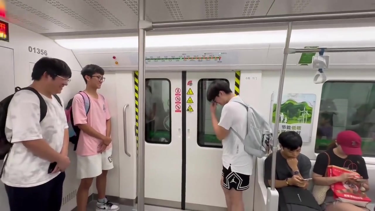 地铁都有礼仪小哥了！