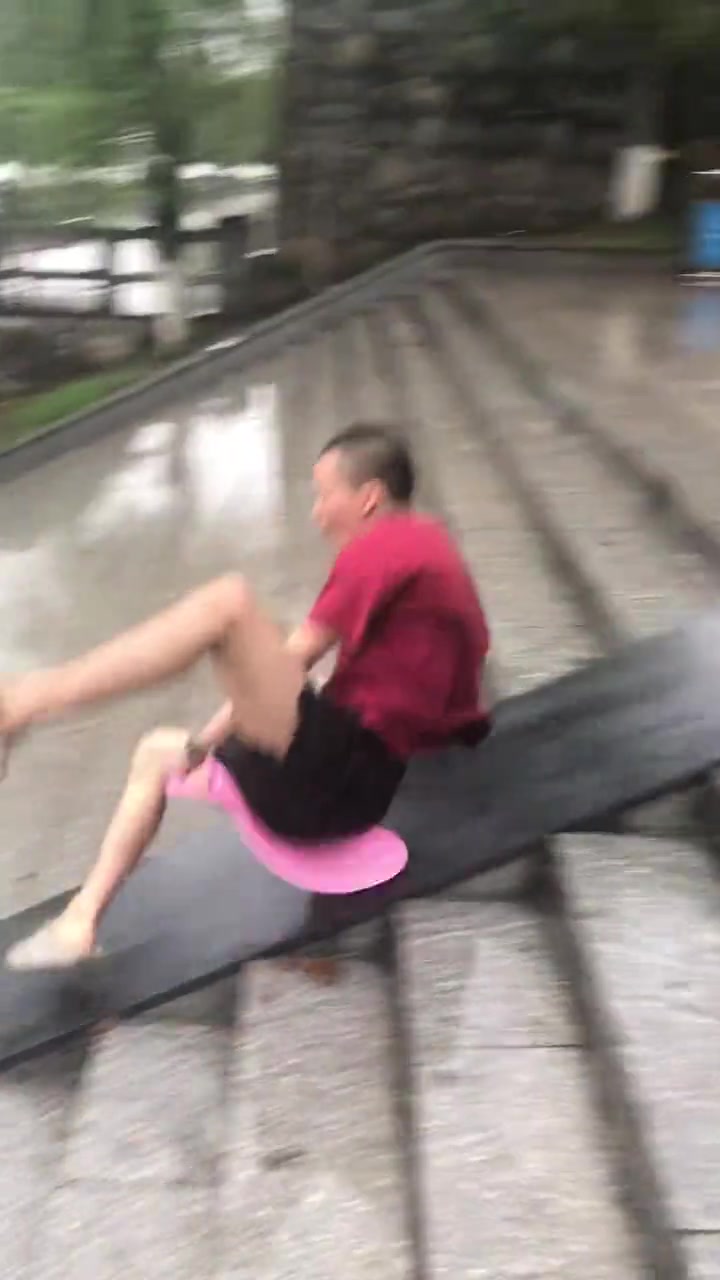 这不是滑梯，是滑稽