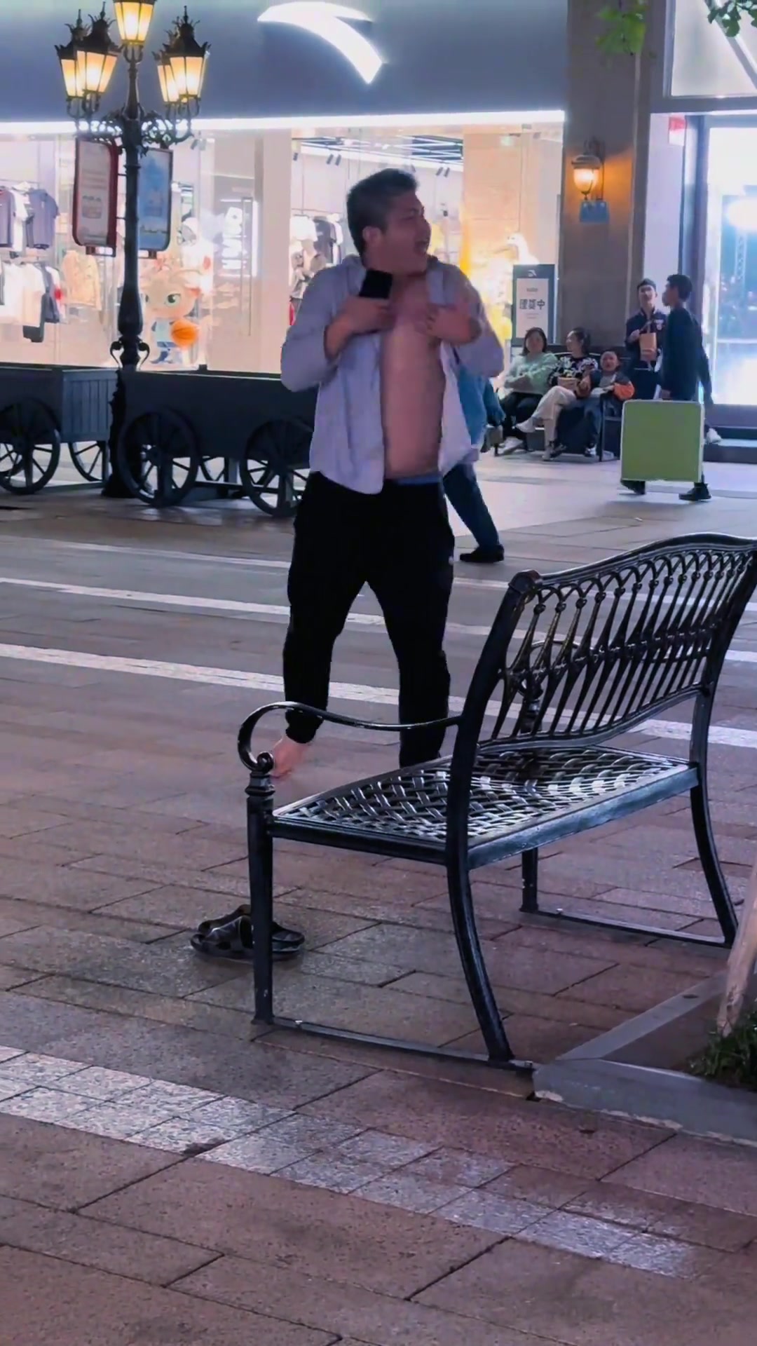 男子大街上激情热舞！真佩服他的心态