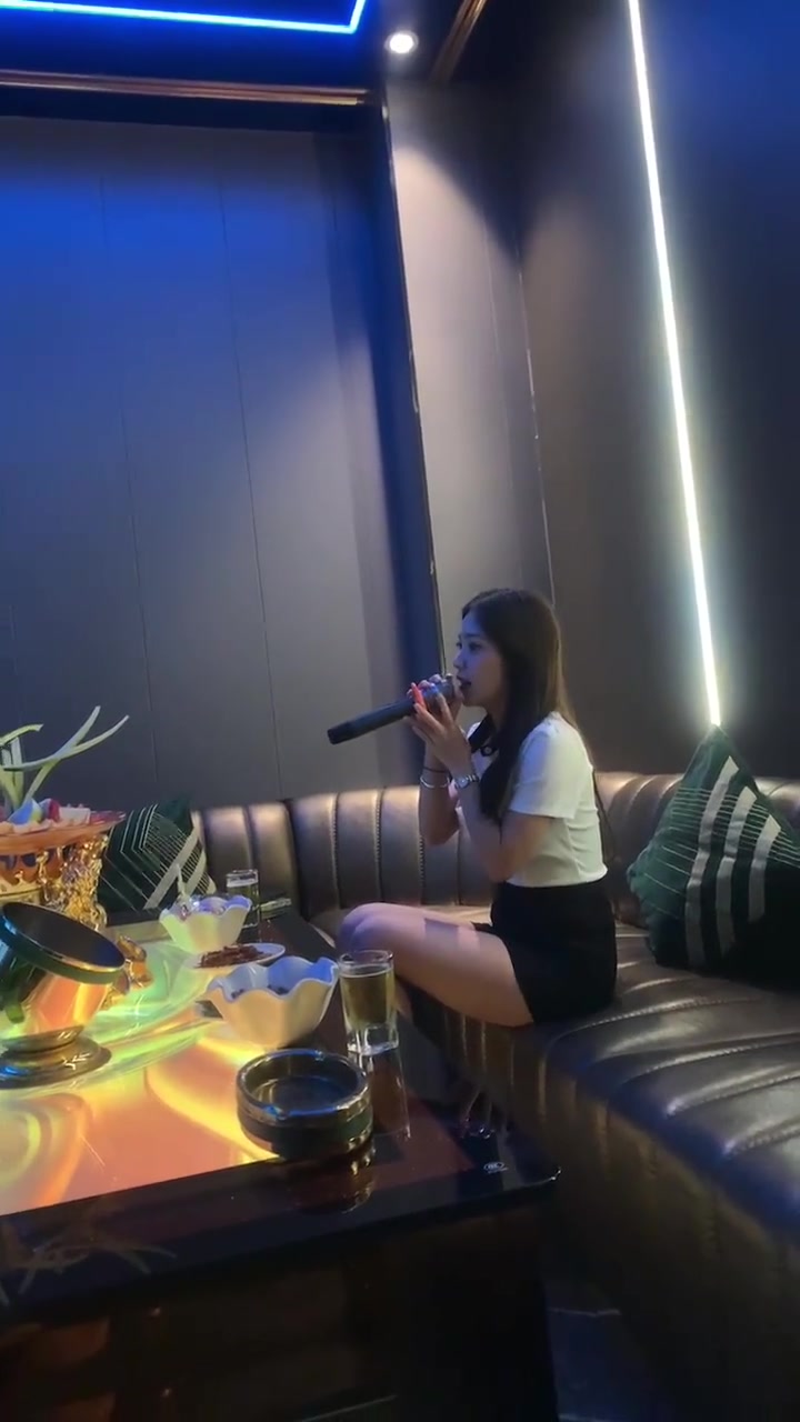 唱跑调也就算了，还笑场...