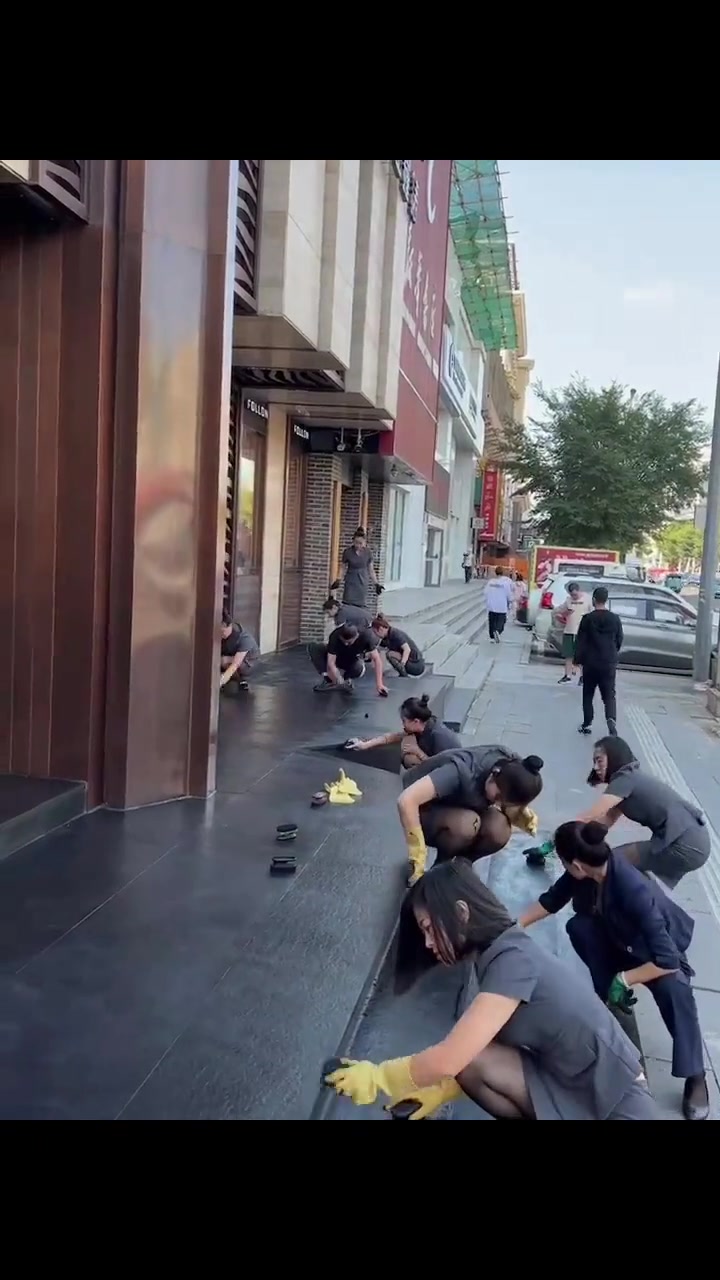 珠宝店是连清洁工都懒得招了么直接柜员上手