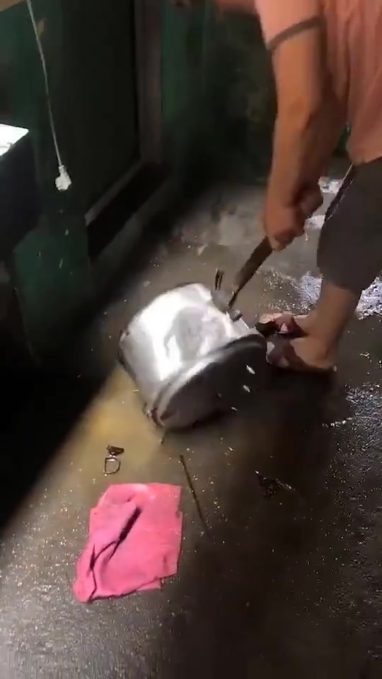 这不会爆炸吗网友家高压锅把手断了，直接用锤子砸开！