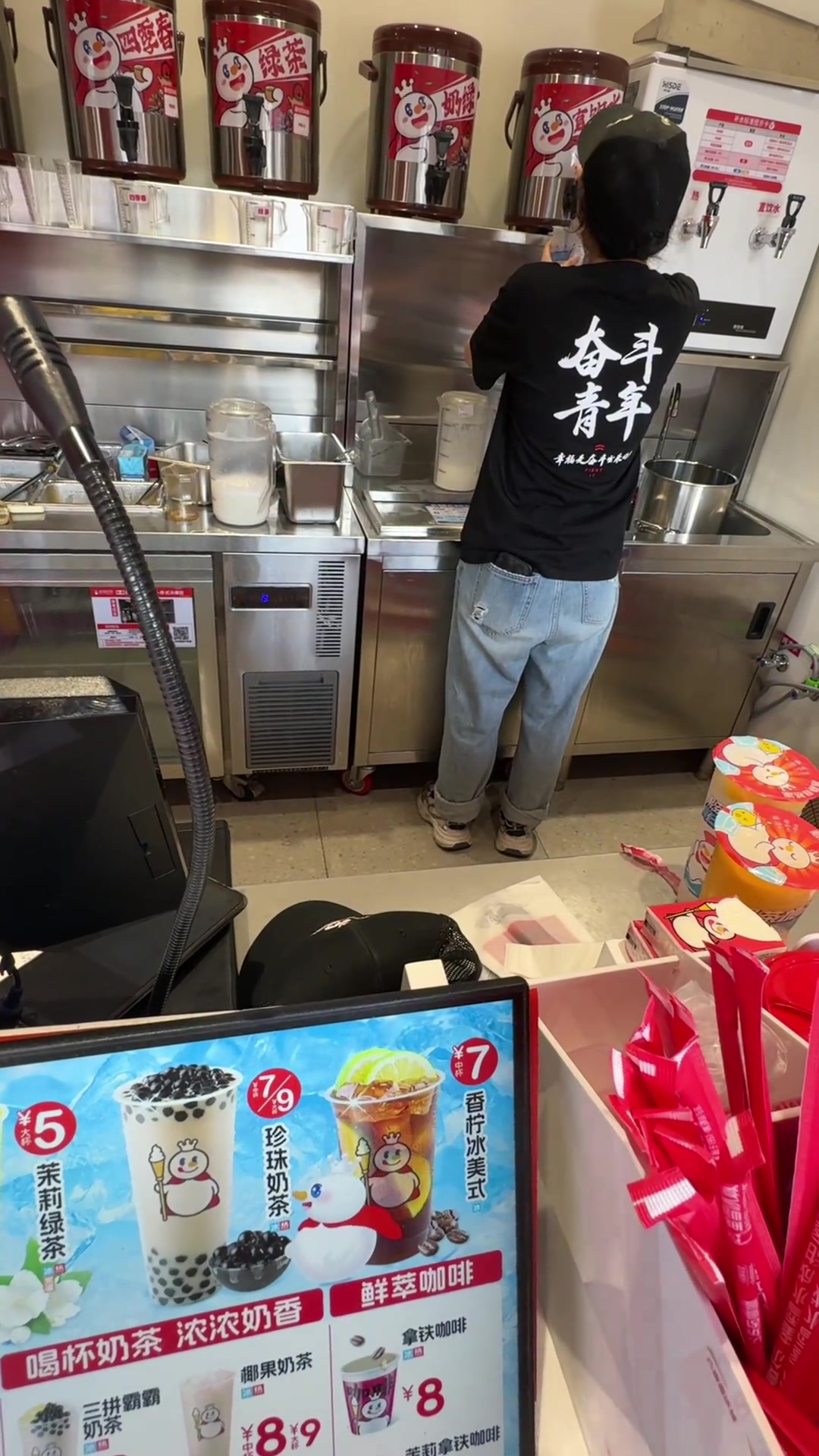 小姑娘一个人忙不过来，一直在哭，但是还不忘继续做订单！