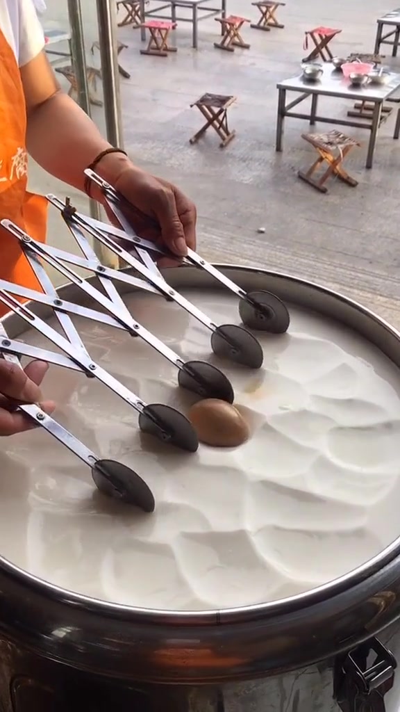 链锯割豆花所以豆腐花是甜的还是咸的！